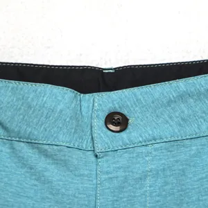 Vue détaillée de la ceinture de short de bain pour homme avec fermeture à bouton.