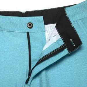 Détail short de bain homme séchage rapide, bermuda de surf turquoise extensible zippé.