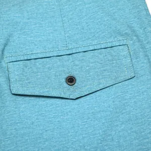 Gros plan de la poche de short de bain pour homme bleu avec bouton et belle couture.