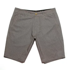 Détail en gros plan du short de plage gris chiné pour homme avec texture et bouton.