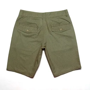 Vue détaillée de short de plage homme séchage rapide, tissu extensible et poches arrière.