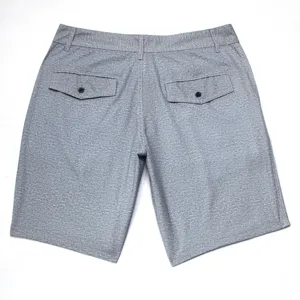 Vue détaillée de short de plage gris pour homme, séchage rapide avec poches arrière et stretch.