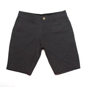 Vue détaillée de short de plage décontracté gris foncé pour homme avec fermeture à bouton.