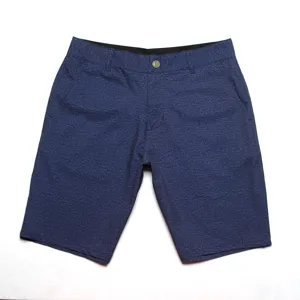 Détail en gros plan du tissu du short de plage pour hommes extensible et à séchage rapide.