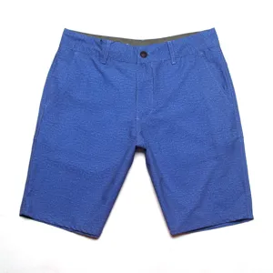 Vue détaillée de short de bain pour homme bleu, tissu à séchage rapide, taille confortable.