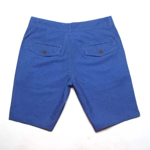 Détail de short de plage décontracté bleu pour homme, vue arrière avec poches à boutons.