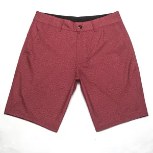 Détail de short de plage homme, tissu élastique confortable avec fermeture à bouton sécurisée.
