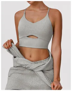 Vue détaillée de la brassière de sport grise avec découpe et bretelles fines pour fitness.