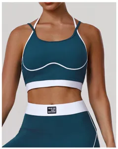 Vue détaillée de l'ensemble de sport teal avec bordures blanches contrastées et étiquette.
