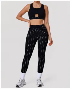 Gedetailleerd overzicht van zwarte dames sportset met zilveren stippen, elastische fitness leggings.