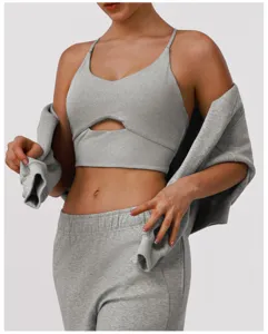 Vue détaillée d'un soutien-gorge de sport sans coutures pour femme avec découpe avant et bretelles.