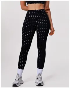 Zwart sportset met hoge taille en stippen, inclusief sportbeha en fitness yogaleggings.
