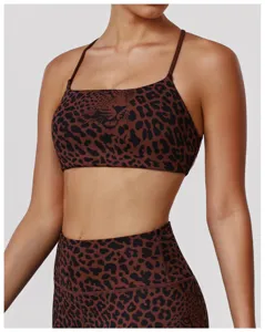 Ensemble soutien-gorge de yoga à fines bretelles léopard et leggings de fitness taille haute.