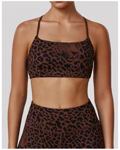 Soutien-gorge de yoga à imprimé léopard, bretelles fines, maintien élevé pour le fitness.