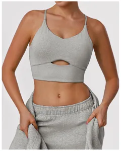 Vue de détail rapprochée du soutien-gorge de sport gris avec découpe et fines bretelles.