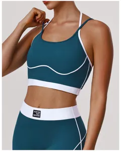 Ensemble de soutien-gorge de sport et leggings contrastés, idéal pour la course et le yoga.