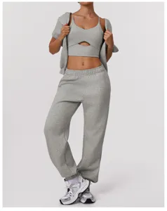 Ensemble de sport gris avec soutien-gorge découpé, veste assortie et pantalon de jogging.