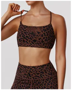 Vue détaillée du soutien-gorge de sport de yoga imprimé léopard pour femme à fines bretelles.