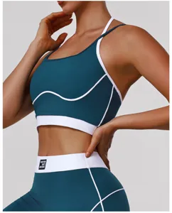 Vue détaillée de l'ensemble soutien-gorge de sport et leggings de yoga teal avec passepoils blancs.