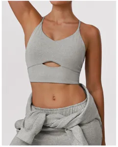 Soutien-gorge de sport côtelé gris avec découpe avant et bretelles fines pour yoga.