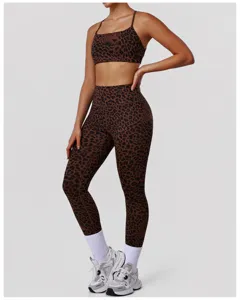 Vue détaillée de l'ensemble de sport imprimé léopard marron, soutien-gorge et leggings.