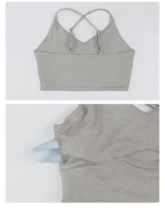 Vue détaillée des bretelles arrière du soutien-gorge de sport et de la doublure.