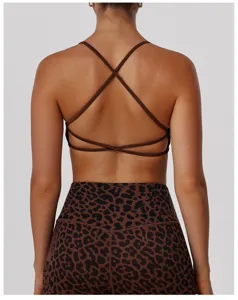 Soutien-gorge de sport à lanières et leggings léopard stylés pour vos séances de fitness.