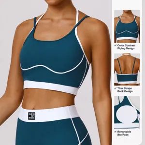 Soutien-gorge de sport de fitness bicolore avec coussinets amovibles et bretelles fines.