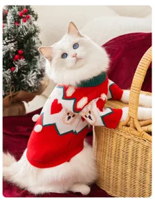 Pull de Noël pour chat en détail, vêtement en tricot rouge avec motif de cœur pour animaux.