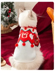 Détail pull de Noël pour chat, motif ours en tricot rouge et blanc avec pompons.