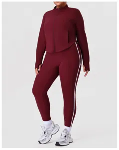 Detailansicht der bordeauxroten Plus-Size Sportjacke und Yoga-Leggings mit Streifen.