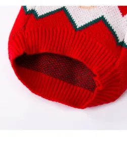 Vue detaillee de l'ourlet du pull de noel pour animaux, montrant une texture en maille fine.