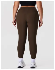 Elastische yoga leggings met hoge taille in detail, sportieve fitness broek achterkant.