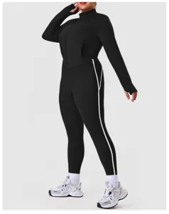 Plus Size Sportbekleidung Set mit Reißverschlussjacke und gestreiften Leggings für Fitness.