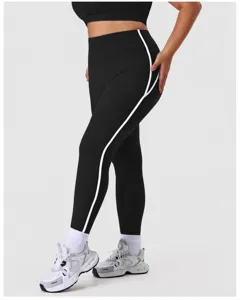 Nahaufnahme von schwarzen Plus Size Yoga Leggings mit weißem Seitenstreifen und hoher.