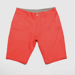 Vue détail short de plage décontracté séchage rapide homme, rouge corail, tissu confortable.