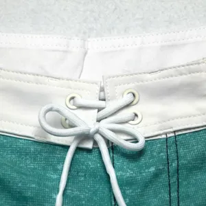 Short de bain homme vue detaillee, cordon de serrage blanc, short de plage seche rapide ete.