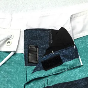Vue rapprochée de la ceinture de short de bain avec fermeture velcro et cordon de serrage.