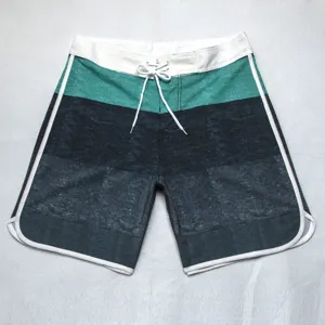 Vue de détail short de bain homme, tissu extensible séchage rapide à blocs de couleur.