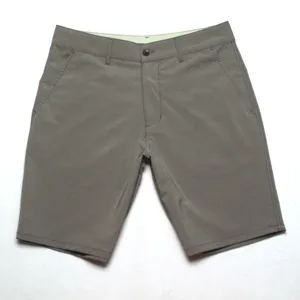 Vue détaillée du short de loisir pour homme avec tissu à séchage rapide et coutures.