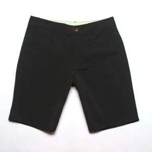 Short de plage homme noir séchage rapide extensible vue détaillée à plat de surf.