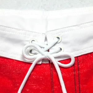 Gros plan sur la ceinture de short de bain pour homme avec cordon et œillets.
