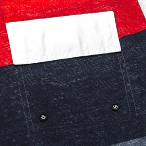 Vue detaillee de poche de short de bain homme, tissu extensible sechage rapide, contraste.
