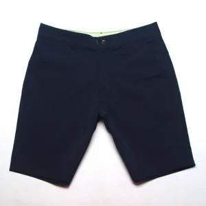 Gros plan detail du bouton de ceinture et des coutures propre du short casual bleu.