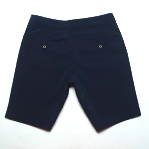 Vue détaillée de short casual bleu marine pour homme avec poches arrière et passants de ceinture.