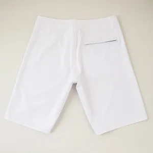 Vista posteriore dettagliata di pantaloncini tinta unita elastici con tasca con zip.
