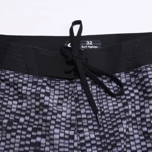 Vue détail de la ceinture de boardshort pour homme avec cordon ajustable et tissu extensible.