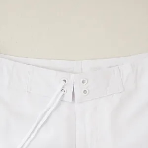 Primo piano di pantaloncini da surf bianchi da uomo asciugatura rapida con coulisse.