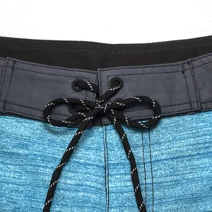 Primo piano sulla cintura dei pantaloncini da surf maschili elasticizzati e comodi.