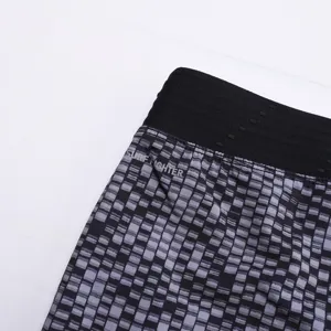 Vue détaillée de la ceinture et du tissu à motif de grille géométrique du short de bain.